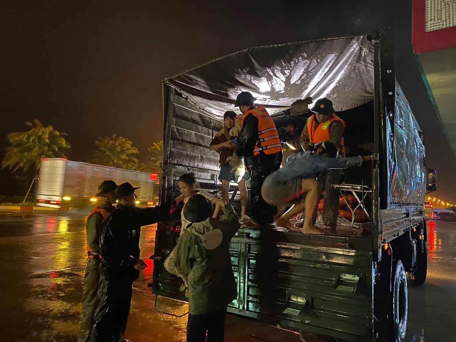 - Ảnh 4. - Ảnh 4.