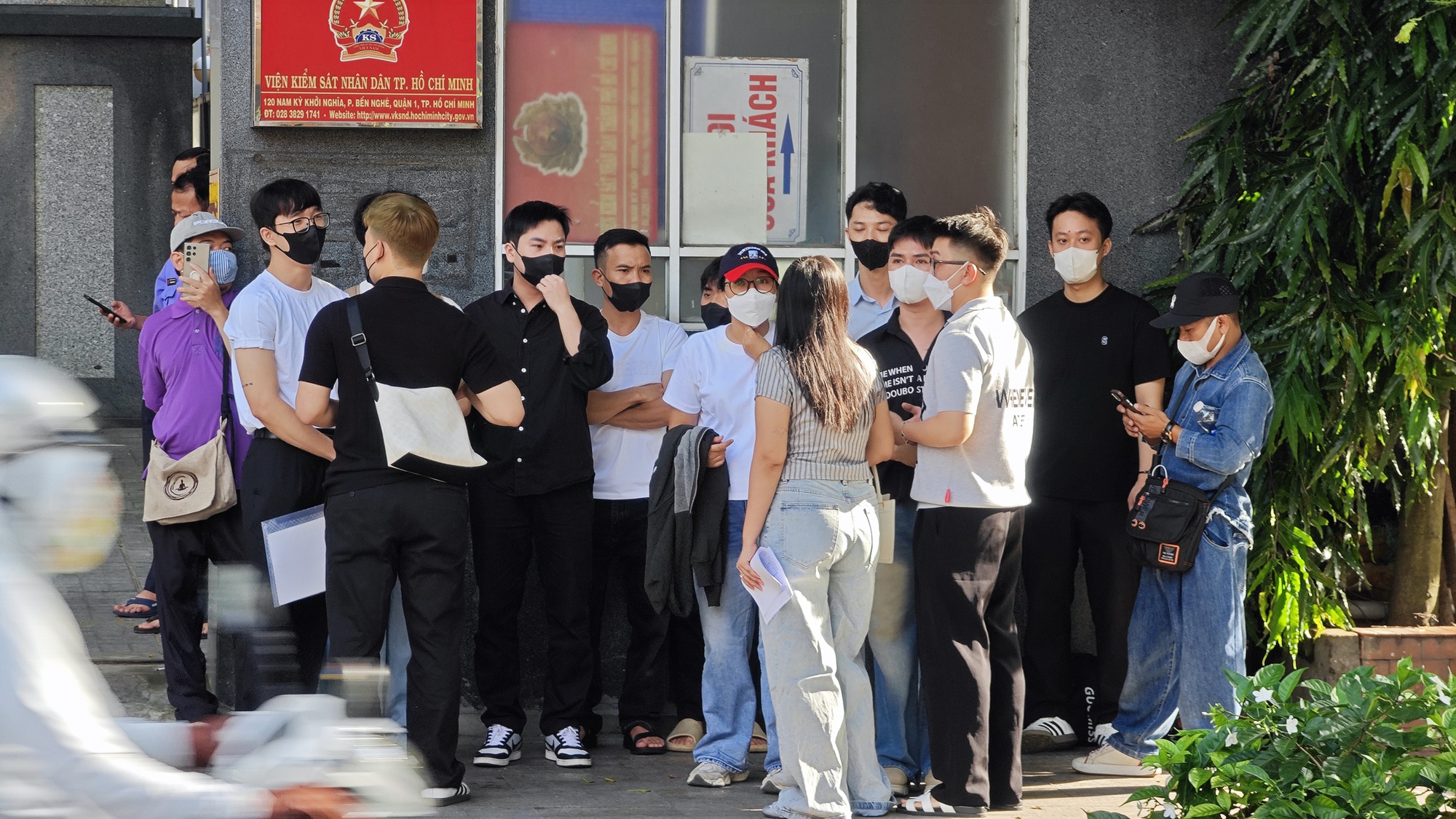 Tiến Nguyễn, chị gái Quang Linh đến phiên tòa xét xử vụ kẹo rau KERA- Ảnh 2. Tiến Nguyễn, chị gái Quang Linh đến phiên tòa xét xử vụ kẹo rau KERA- Ảnh 2.