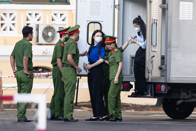 Xét xử vụ kẹo Kera: Những hình ảnh đầu tiên tại toà của Hoa hậu Thuỳ Tiên, Hằng Du Mục và Quang Linh Vlog- Ảnh 1. Xét xử vụ kẹo Kera: Những hình ảnh đầu tiên tại toà của Hoa hậu Thuỳ Tiên, Hằng Du Mục và Quang Linh Vlog- Ảnh 1.