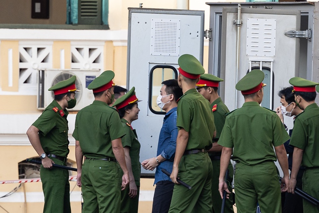 Xét xử vụ kẹo Kera: Những hình ảnh đầu tiên tại toà của Hoa hậu Thuỳ Tiên, Hằng Du Mục và Quang Linh Vlog- Ảnh 4. Xét xử vụ kẹo Kera: Những hình ảnh đầu tiên tại toà của Hoa hậu Thuỳ Tiên, Hằng Du Mục và Quang Linh Vlog- Ảnh 4.