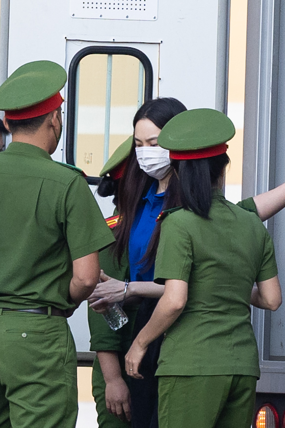 Xét xử vụ kẹo Kera: Những hình ảnh đầu tiên tại toà của Hoa hậu Thuỳ Tiên, Hằng Du Mục và Quang Linh Vlog- Ảnh 2. Xét xử vụ kẹo Kera: Những hình ảnh đầu tiên tại toà của Hoa hậu Thuỳ Tiên, Hằng Du Mục và Quang Linh Vlog- Ảnh 2.