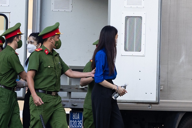 Xét xử vụ kẹo Kera: Những hình ảnh đầu tiên tại toà của Hoa hậu Thuỳ Tiên, Hằng Du Mục và Quang Linh Vlog- Ảnh 3. Xét xử vụ kẹo Kera: Những hình ảnh đầu tiên tại toà của Hoa hậu Thuỳ Tiên, Hằng Du Mục và Quang Linh Vlog- Ảnh 3.