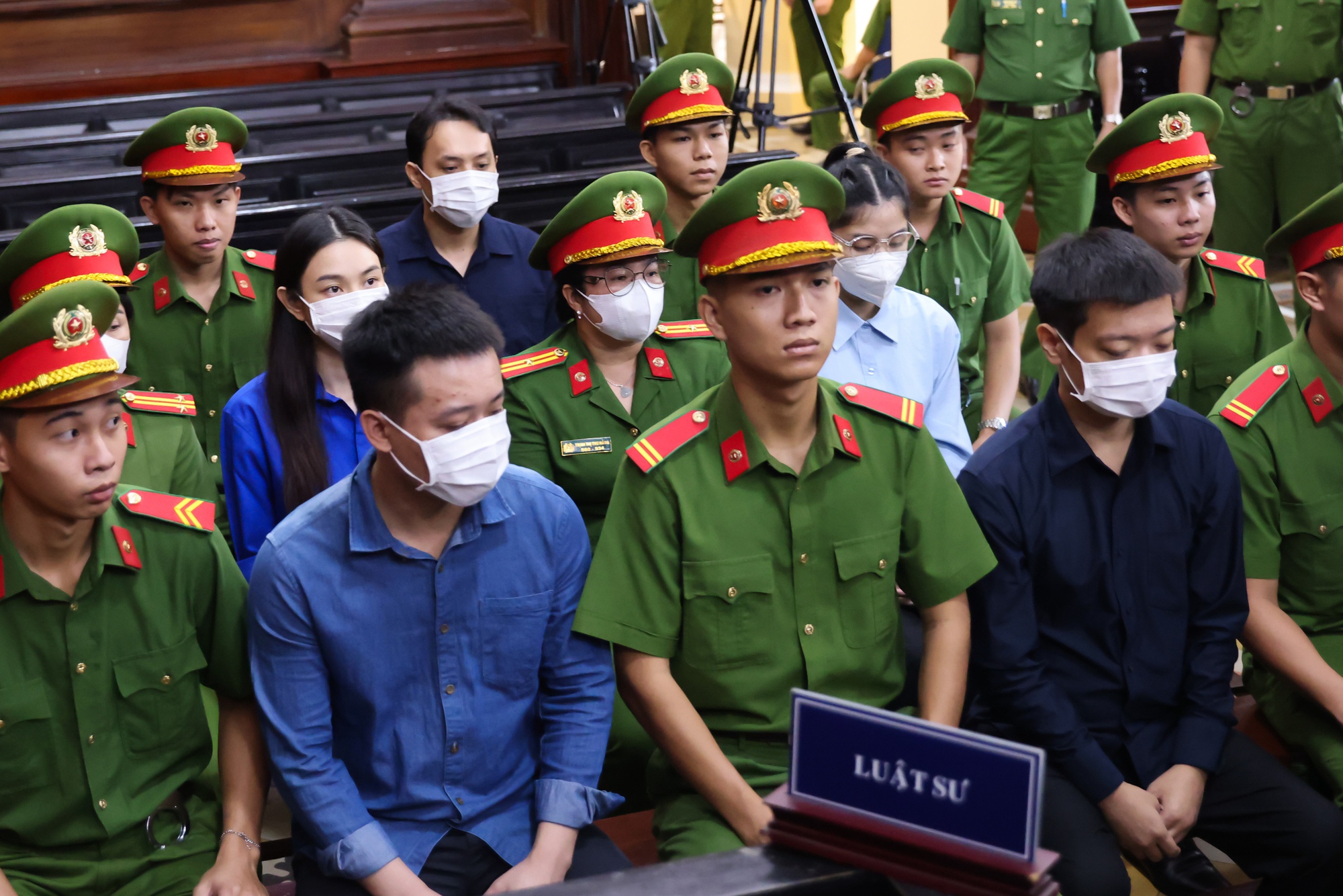 Tiến Nguyễn, chị gái Quang Linh đến phiên tòa xét xử vụ kẹo rau KERA- Ảnh 1. Tiến Nguyễn, chị gái Quang Linh đến phiên tòa xét xử vụ kẹo rau KERA- Ảnh 1.