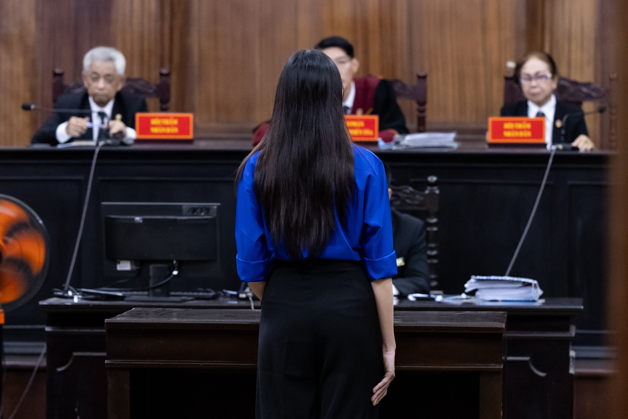 Thuỳ Tiên ôm Hằng Du Mục, vẫy tay chào mẹ sau khi nhận mức án cuối cùng - Ảnh 6. Thuỳ Tiên ôm Hằng Du Mục, vẫy tay chào mẹ sau khi nhận mức án cuối cùng - Ảnh 6.