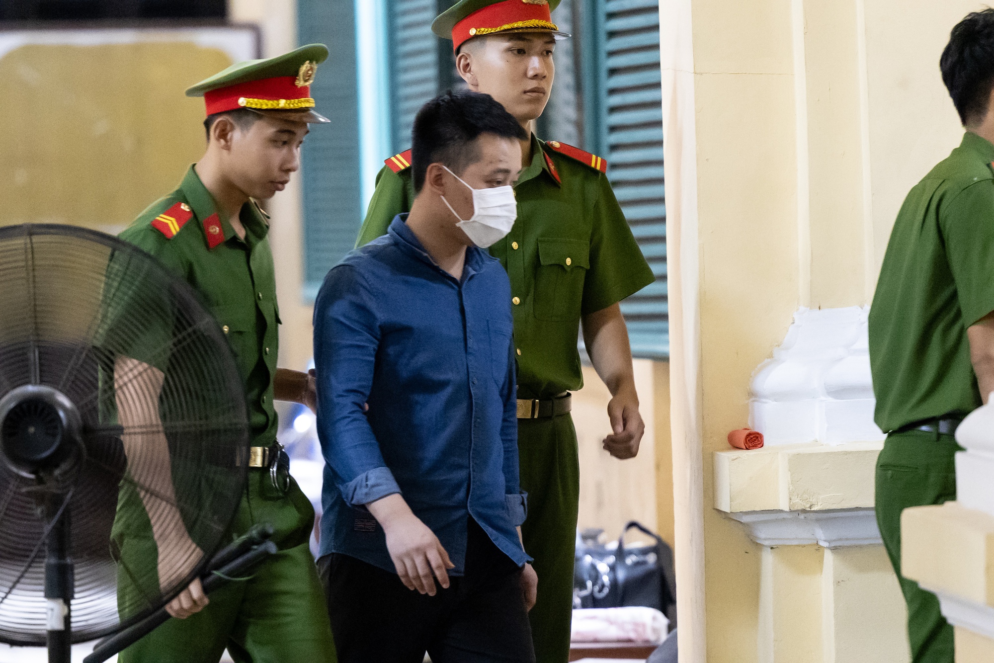 Thuỳ Tiên ôm Hằng Du Mục, vẫy tay chào mẹ sau khi nhận mức án cuối cùng- Ảnh 5. Thuỳ Tiên ôm Hằng Du Mục, vẫy tay chào mẹ sau khi nhận mức án cuối cùng- Ảnh 5.