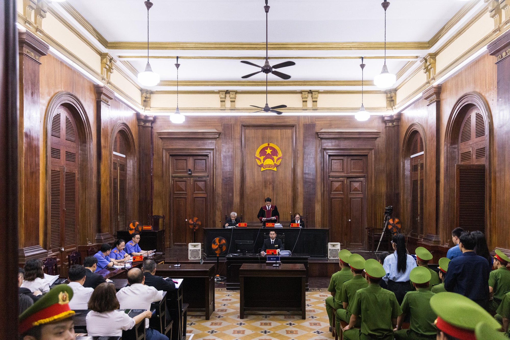 Thuỳ Tiên ôm Hằng Du Mục, vẫy tay chào mẹ sau khi nhận mức án cuối cùng- Ảnh 4. Thuỳ Tiên ôm Hằng Du Mục, vẫy tay chào mẹ sau khi nhận mức án cuối cùng- Ảnh 4.