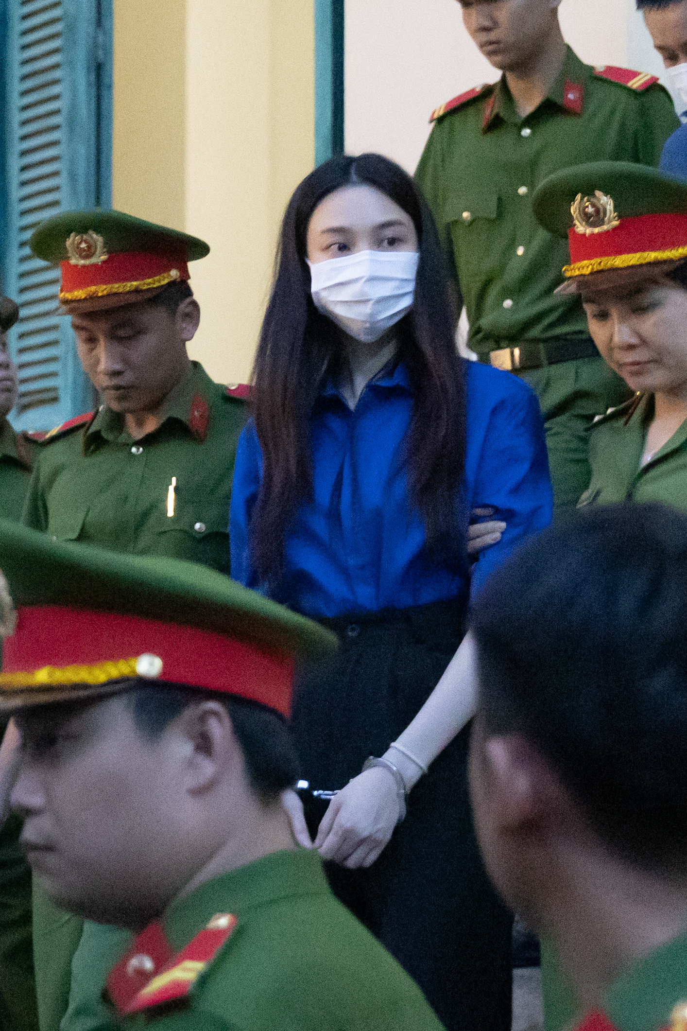 Thuỳ Tiên ôm Hằng Du Mục, vẫy tay chào mẹ sau khi nhận mức án cuối cùng- Ảnh 2. Thuỳ Tiên ôm Hằng Du Mục, vẫy tay chào mẹ sau khi nhận mức án cuối cùng- Ảnh 2.