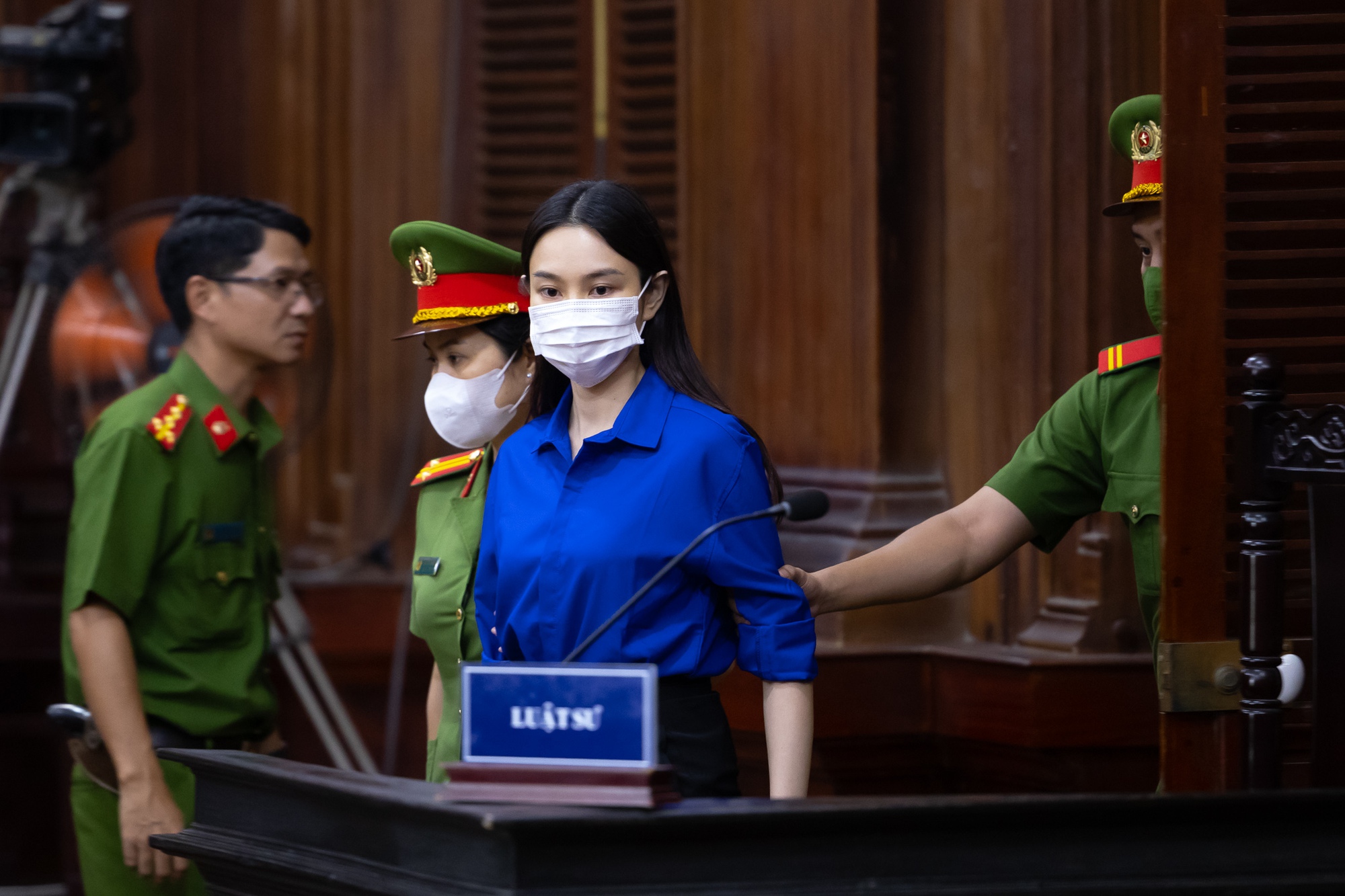 Tiếp tục xét xử vụ kẹo Kera: Hằng Du Mục và Quang Linh Vlogs lộ rõ vẻ mệt mỏi- Ảnh 1. Tiếp tục xét xử vụ kẹo Kera: Hằng Du Mục và Quang Linh Vlogs lộ rõ vẻ mệt mỏi- Ảnh 1.