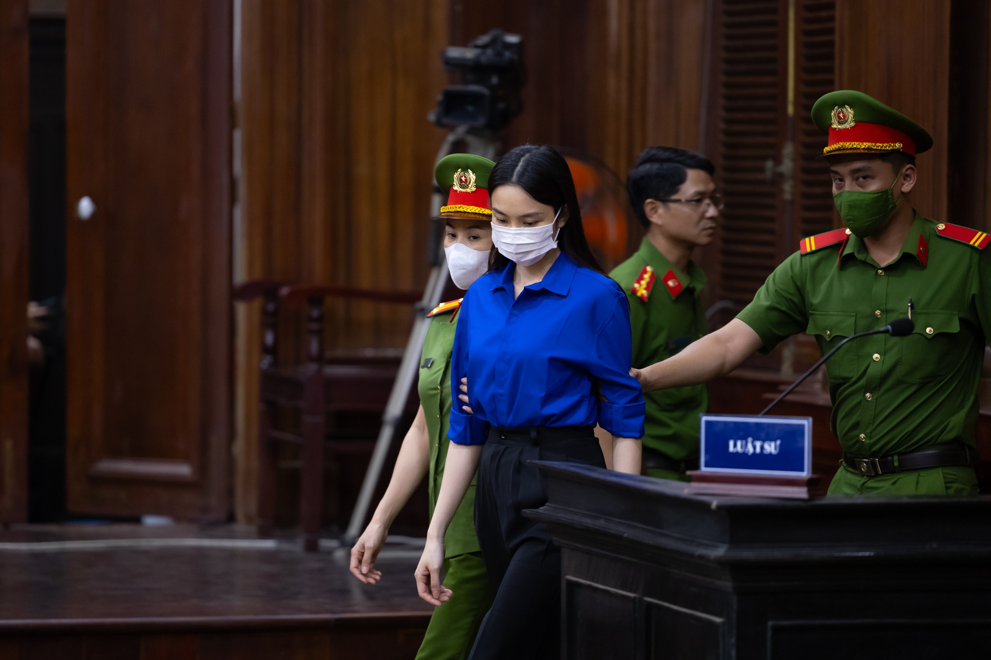 Tiếp tục xét xử vụ kẹo Kera: Hằng Du Mục và Quang Linh Vlogs lộ rõ vẻ mệt mỏi- Ảnh 2. Tiếp tục xét xử vụ kẹo Kera: Hằng Du Mục và Quang Linh Vlogs lộ rõ vẻ mệt mỏi- Ảnh 2.