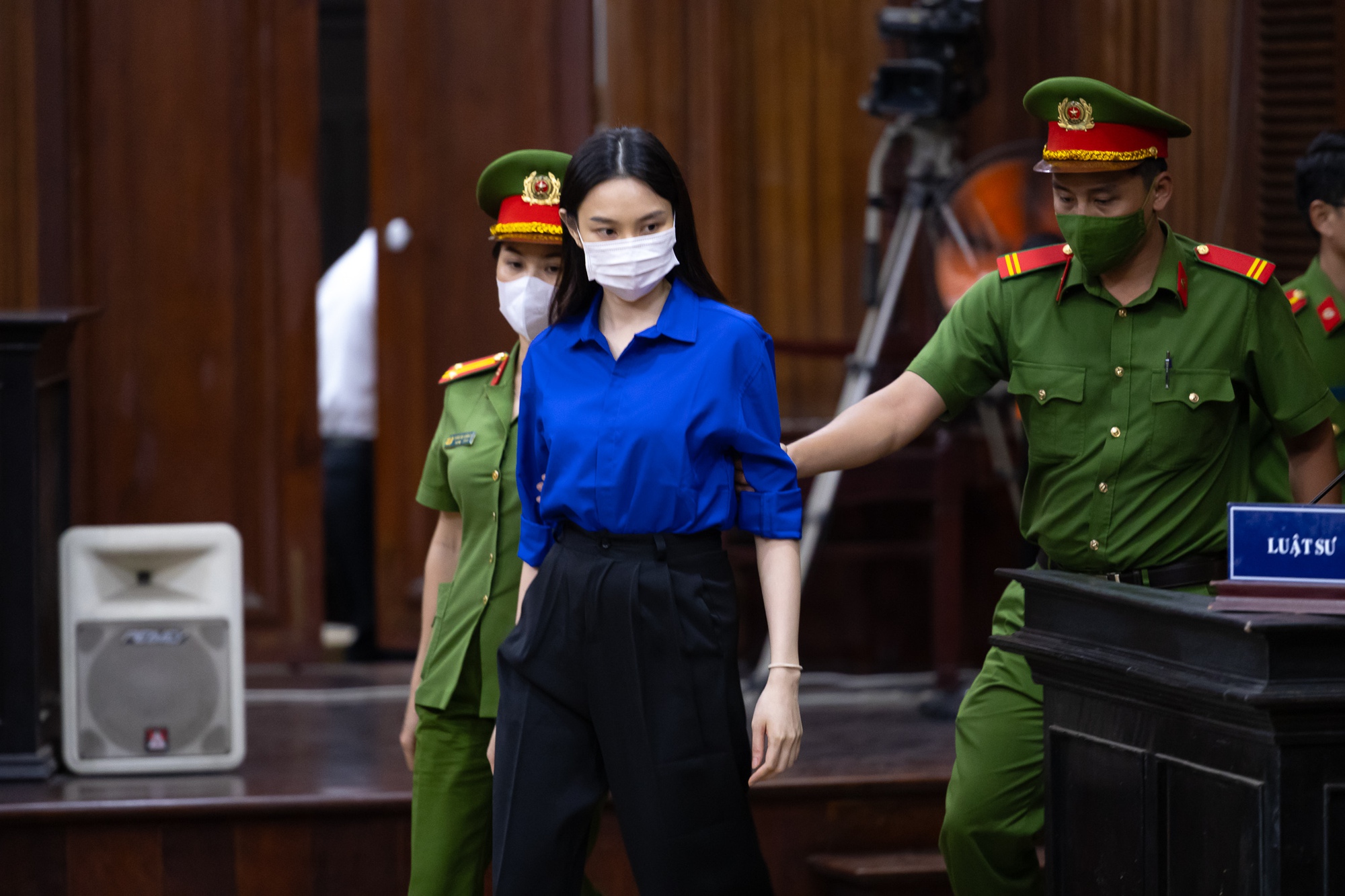 Tiếp tục xét xử vụ kẹo Kera: Hằng Du Mục và Quang Linh Vlogs lộ rõ vẻ mệt mỏi- Ảnh 3. Tiếp tục xét xử vụ kẹo Kera: Hằng Du Mục và Quang Linh Vlogs lộ rõ vẻ mệt mỏi- Ảnh 3.