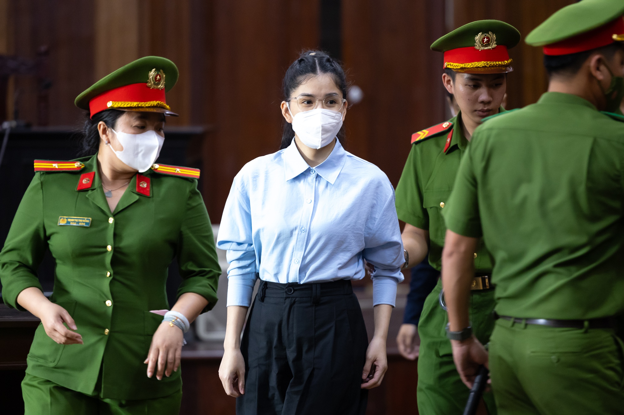 Tiếp tục xét xử vụ kẹo Kera: Hằng Du Mục và Quang Linh Vlogs lộ rõ vẻ mệt mỏi- Ảnh 4. Tiếp tục xét xử vụ kẹo Kera: Hằng Du Mục và Quang Linh Vlogs lộ rõ vẻ mệt mỏi- Ảnh 4.