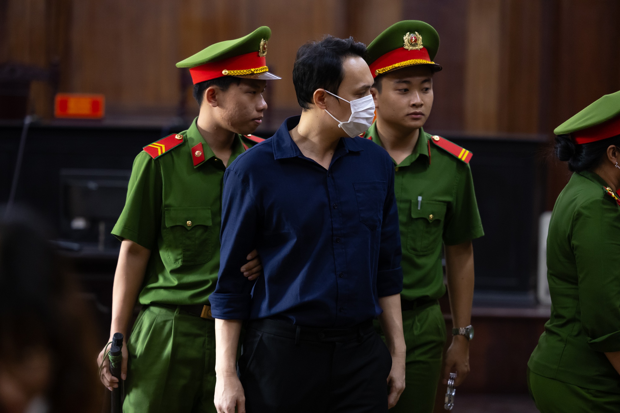 Tiếp tục xét xử vụ kẹo Kera: Hằng Du Mục và Quang Linh Vlogs lộ rõ vẻ mệt mỏi- Ảnh 6. Tiếp tục xét xử vụ kẹo Kera: Hằng Du Mục và Quang Linh Vlogs lộ rõ vẻ mệt mỏi- Ảnh 6.