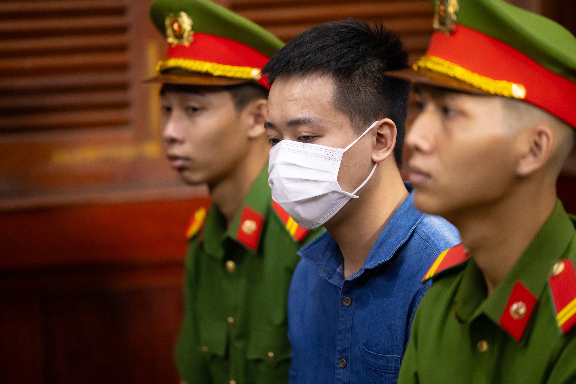 Tiếp tục xét xử vụ kẹo Kera: Hằng Du Mục và Quang Linh Vlogs lộ rõ vẻ mệt mỏi- Ảnh 9. Tiếp tục xét xử vụ kẹo Kera: Hằng Du Mục và Quang Linh Vlogs lộ rõ vẻ mệt mỏi- Ảnh 9.