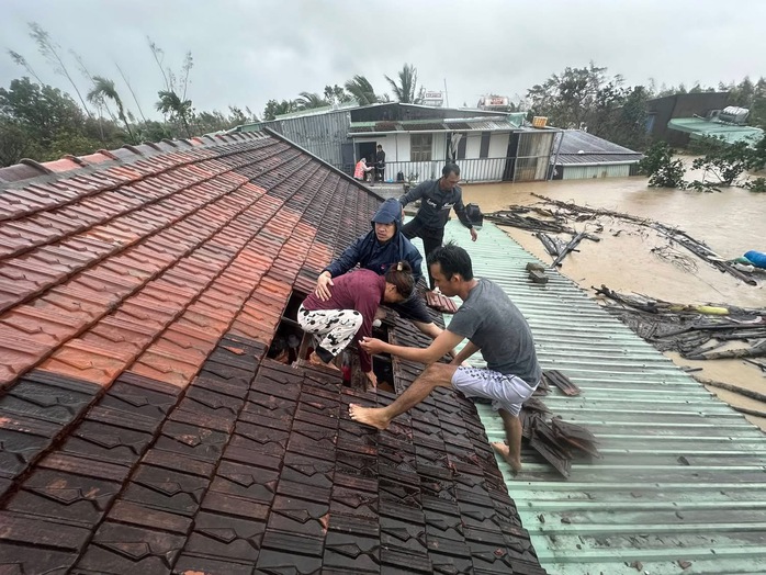 Mưa lũ lịch sử ở Gia Lai: Nhiều người tử vong, nhiều nơi vẫn bị chia cắt - Ảnh 3. Mưa lũ lịch sử ở Gia Lai: Nhiều người tử vong, nhiều nơi vẫn bị chia cắt - Ảnh 3.