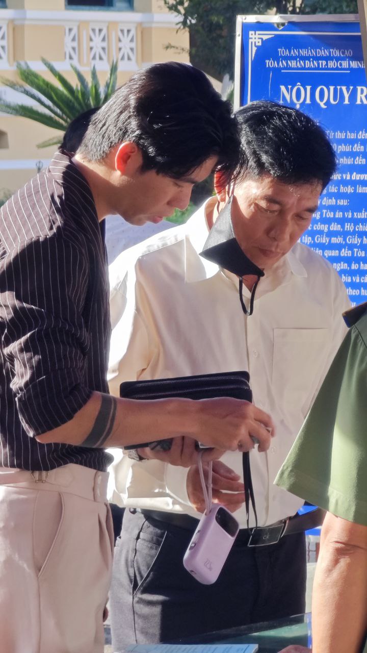 Hằng Du Mục và Quang Linh Vlogs tại tòa sáng nay, người thân xuất hiện từ sớm- Ảnh 8. Hằng Du Mục và Quang Linh Vlogs tại tòa sáng nay, người thân xuất hiện từ sớm- Ảnh 8.