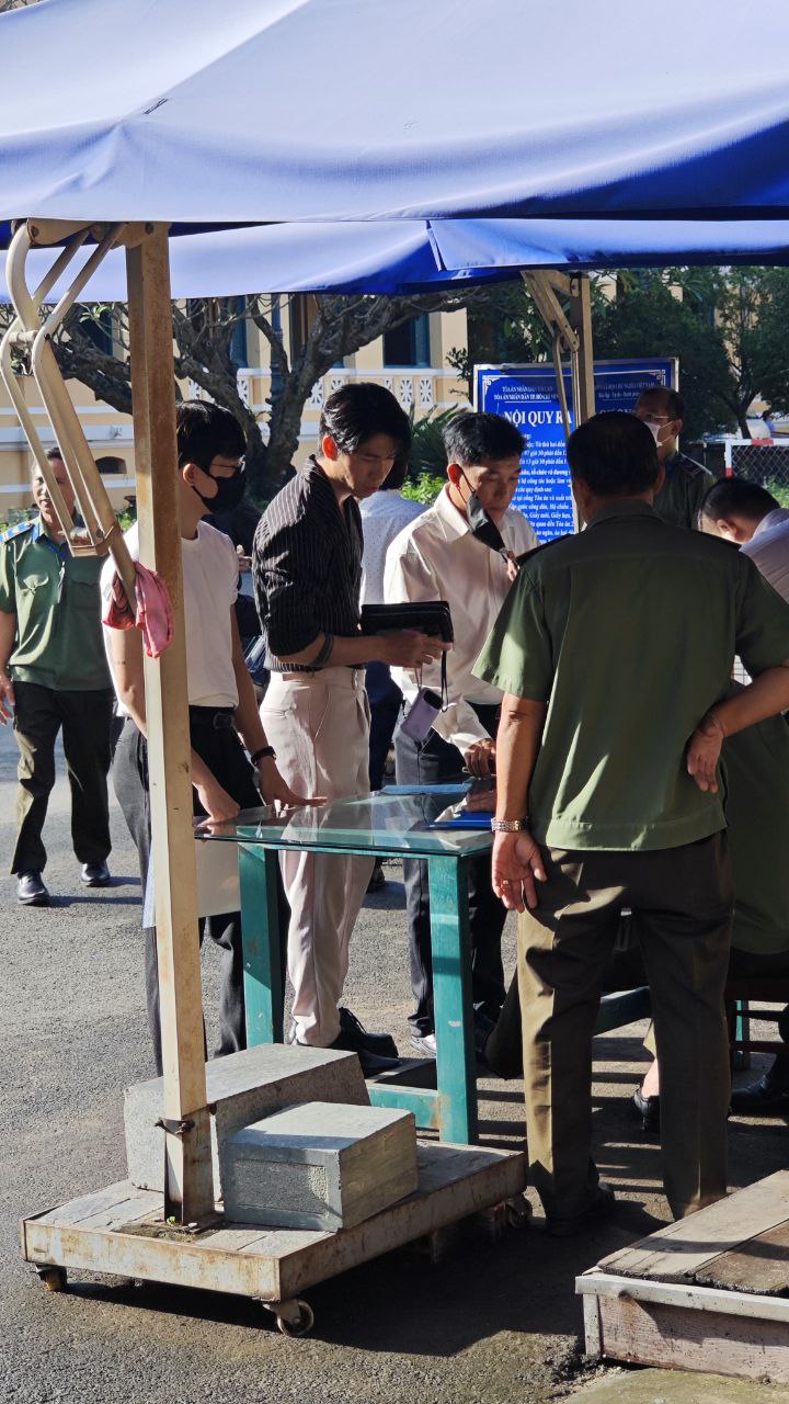 Hằng Du Mục và Quang Linh Vlogs tại tòa sáng nay, người thân xuất hiện từ sớm- Ảnh 9. Hằng Du Mục và Quang Linh Vlogs tại tòa sáng nay, người thân xuất hiện từ sớm- Ảnh 9.