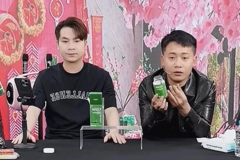 Tiến Nguyễn, chị gái Quang Linh đến phiên tòa xét xử vụ kẹo rau KERA- Ảnh 4. Tiến Nguyễn, chị gái Quang Linh đến phiên tòa xét xử vụ kẹo rau KERA- Ảnh 4.