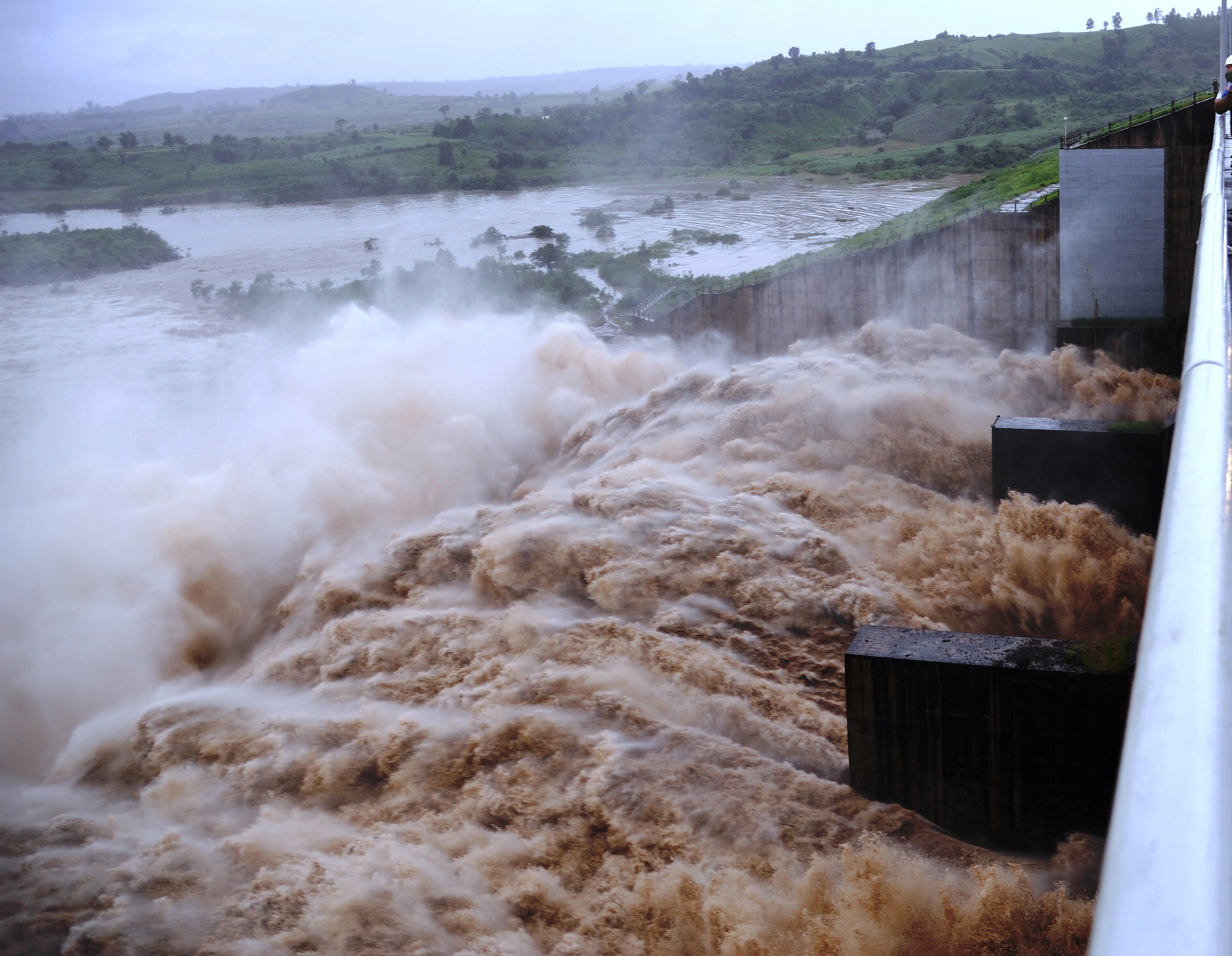 Thủy điện Sông Ba Hạ xả lũ kỷ lục Việt Nam , lưu lượng cao nhất từ trước đến nay - Ảnh 2. Thủy điện Sông Ba Hạ xả lũ kỷ lục Việt Nam , lưu lượng cao nhất từ trước đến nay - Ảnh 2.