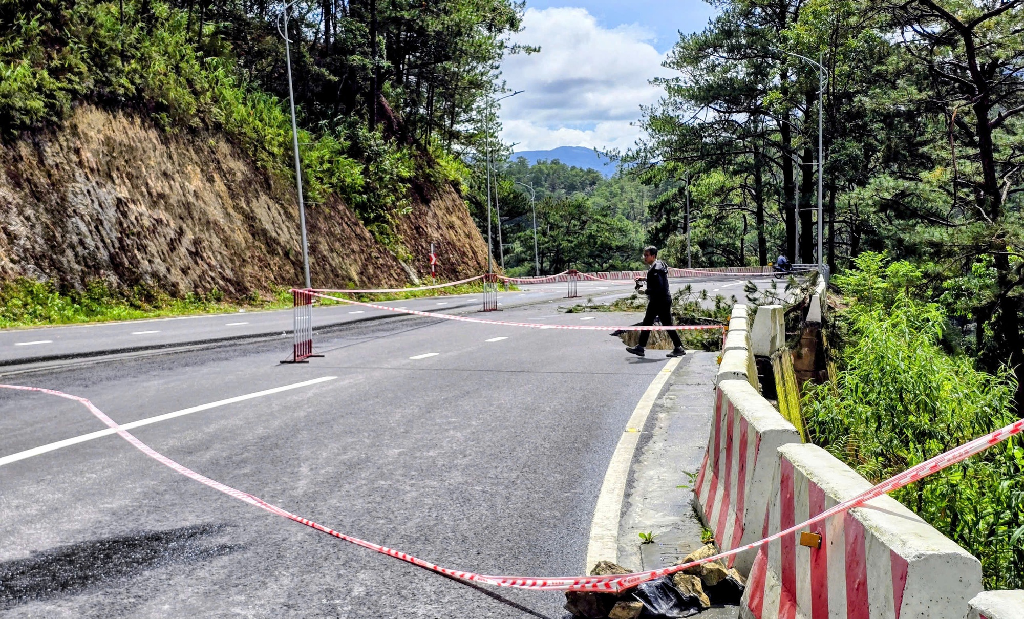 Nông dân trồng rau ở Lâm Đồng thiệt hại nặng vì ngập - Ảnh 6.