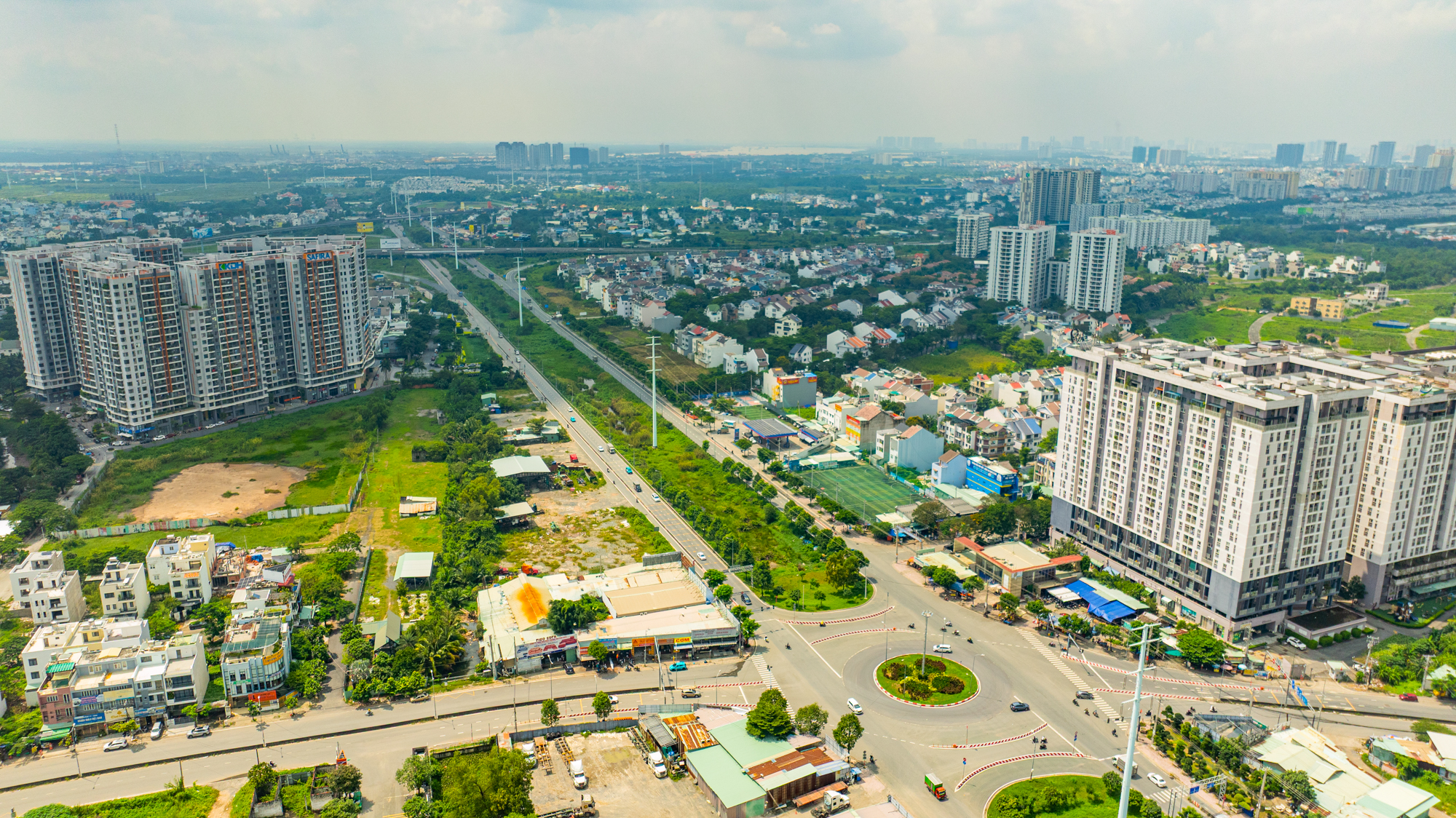 TP.HCM: Đoạn đường dài 8 km nhưng có hơn 10.000 căn hộ chung cư, nối cảng lớn nhất với sân bay rộng nhất Việt Nam - Ảnh 2.