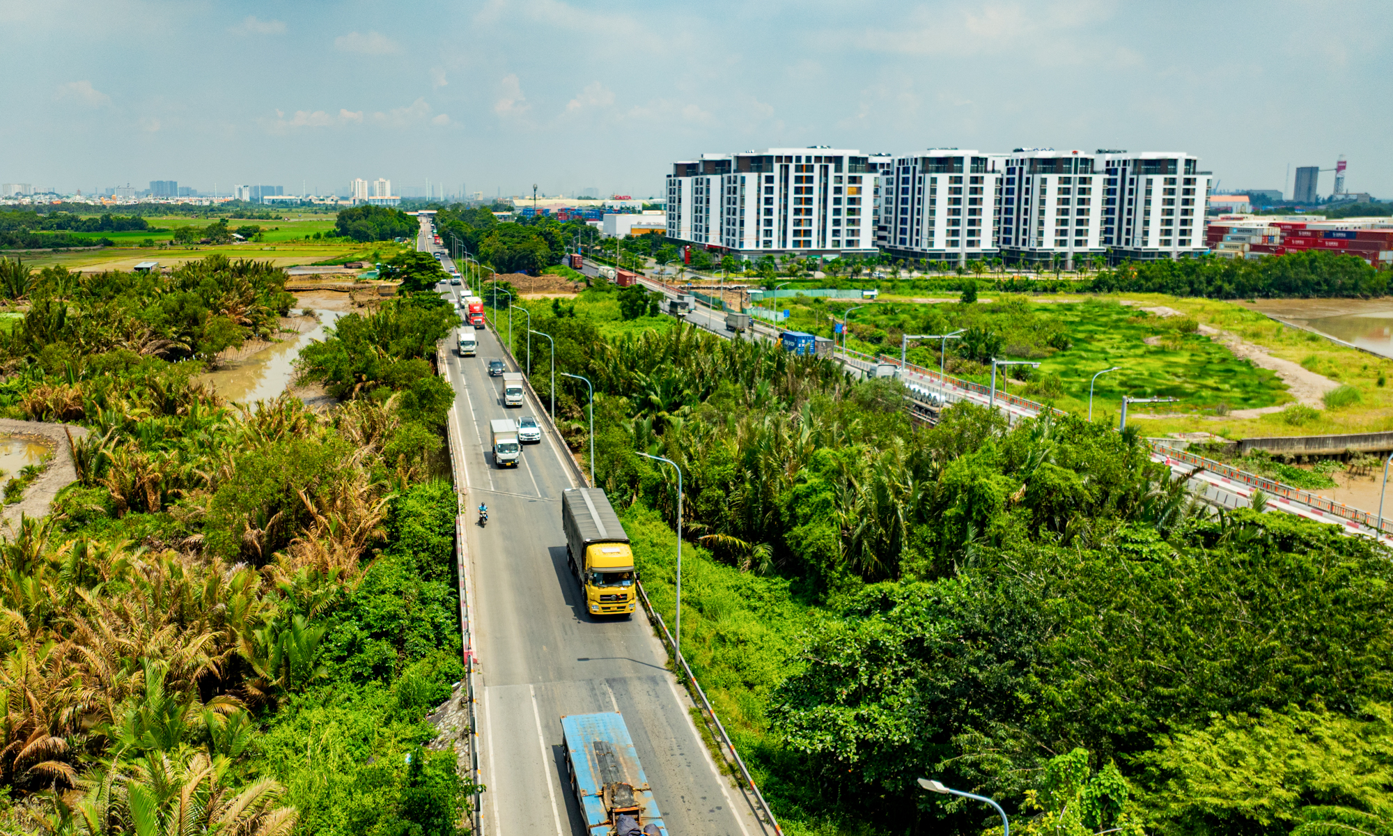 TP.HCM: Đoạn đường dài 8 km nhưng có hơn 10.000 căn hộ chung cư, nối cảng lớn nhất với sân bay rộng nhất Việt Nam - Ảnh 8.