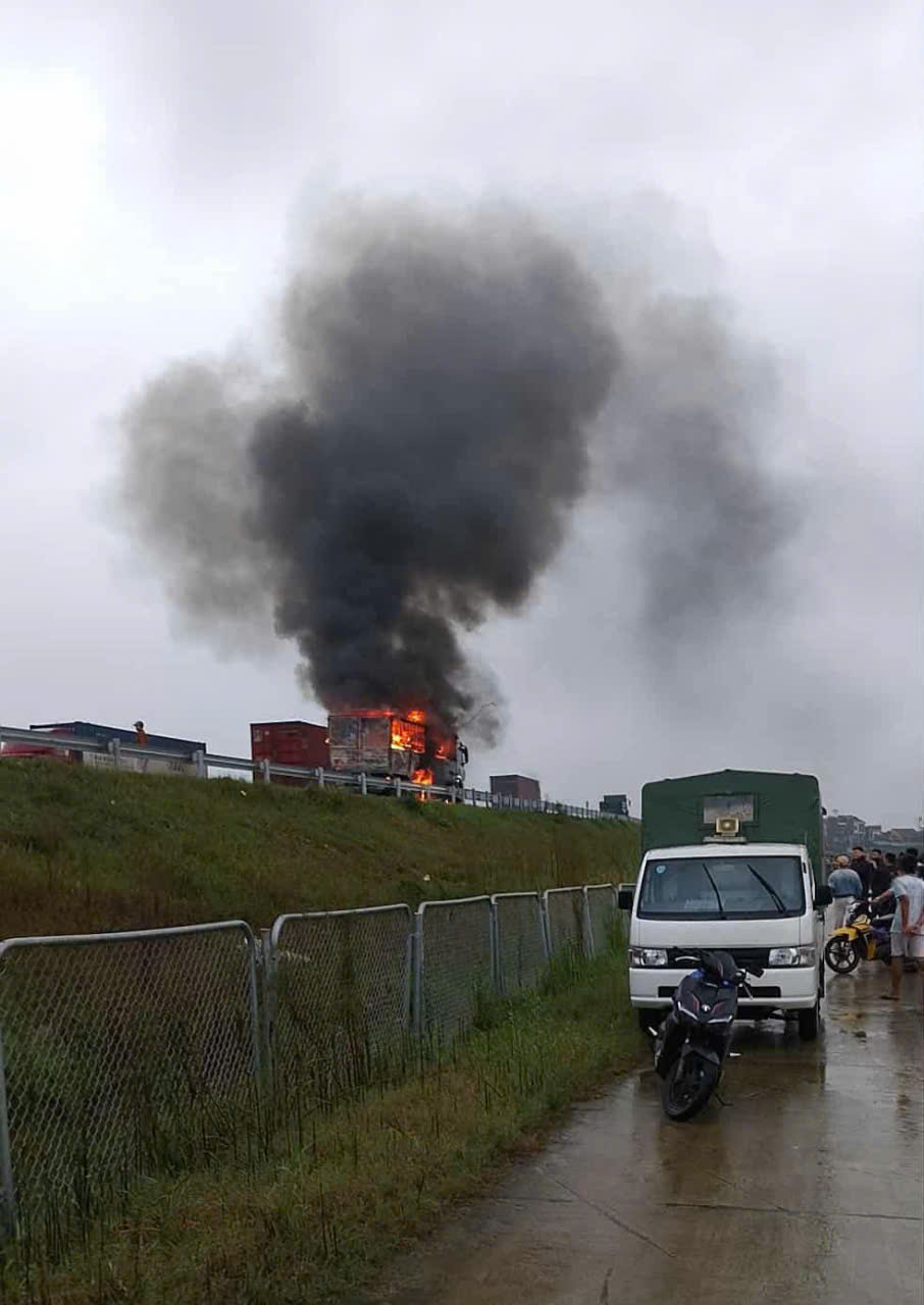 VIDEO: Ô tô bốc cháy ngùn ngụt khi đang lưu thông trên cao tốc - Ảnh 1.