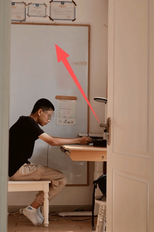 Bức ảnh chụp phòng con trai tuổi dậy thì khiến dân mạng nghẹt thở Bức ảnh chụp phòng con trai tuổi dậy thì khiến dân mạng nghẹt thở