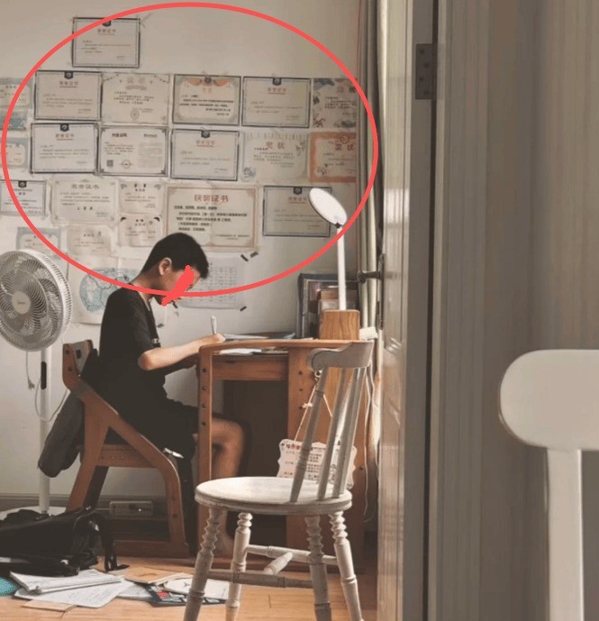 Bức ảnh chụp phòng con trai tuổi dậy thì khiến dân mạng nghẹt thở Bức ảnh chụp phòng con trai tuổi dậy thì khiến dân mạng nghẹt thở