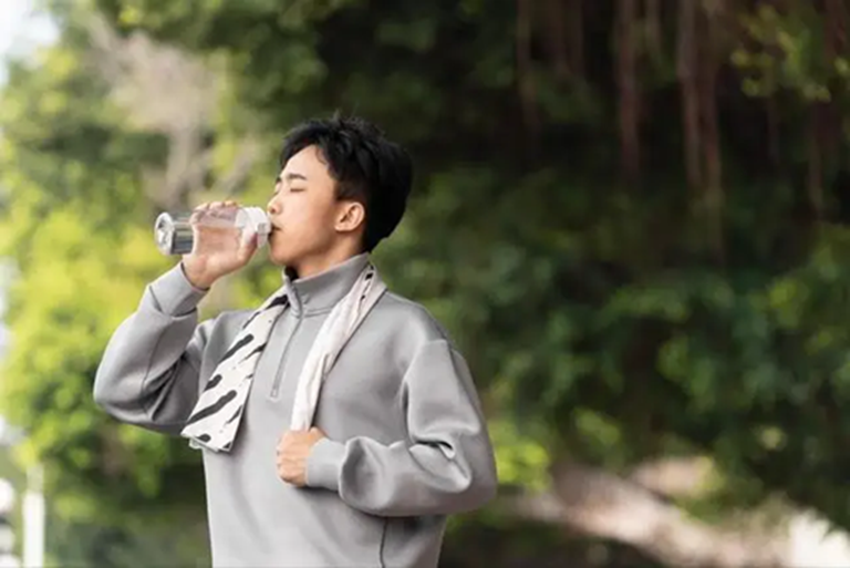 Đi tiểu thường xuyên sau khi uống nước là thận khỏe?- Ảnh 1. Đi tiểu thường xuyên sau khi uống nước là thận khỏe?- Ảnh 1.