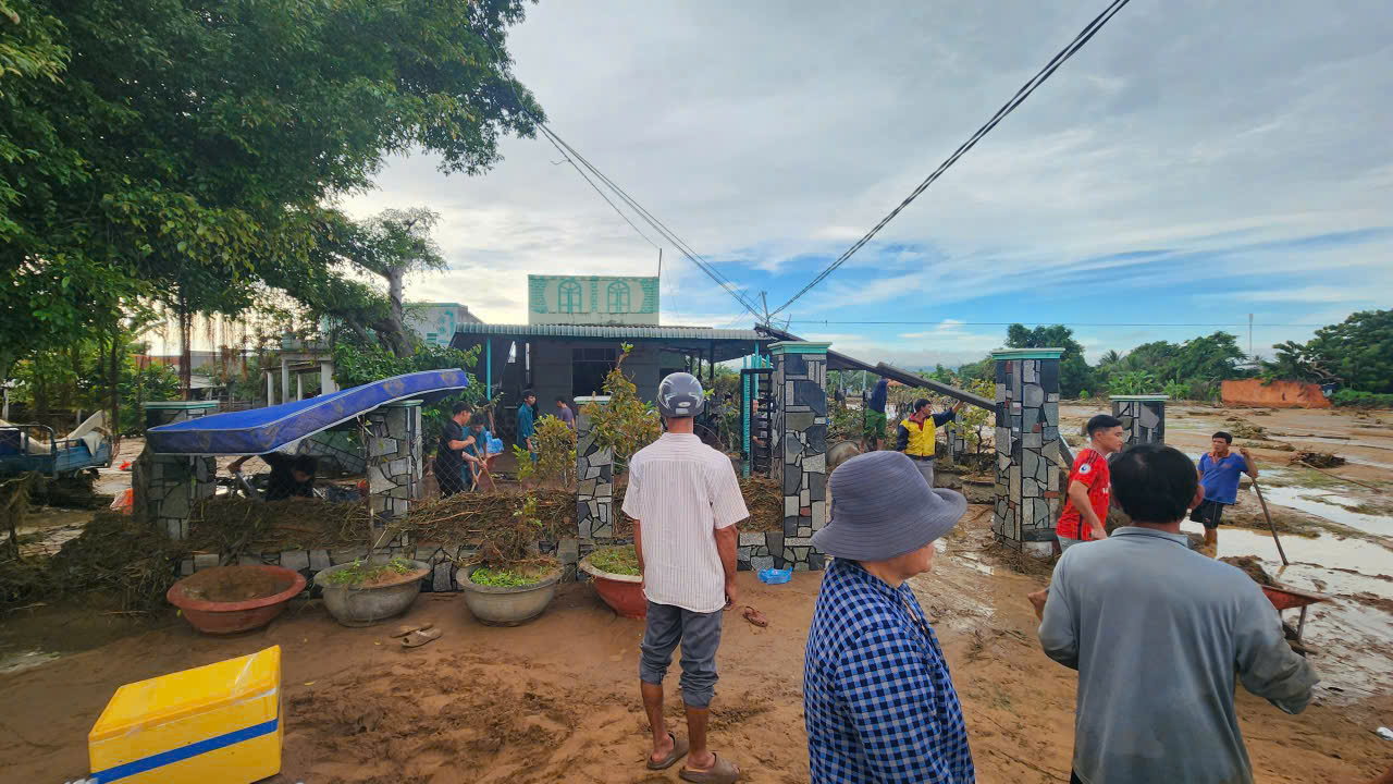 Hồ chứa nước của trang trại chăn nuôi bị vỡ gây chết người có phép hay không? - Ảnh 2.