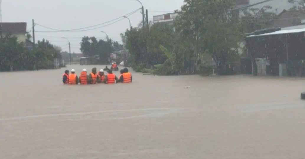 Đắk Lắk đề nghị hỗ trợ trực thăng và ca nô ứng cứu người dân bị lũ - Ảnh 1. Đắk Lắk đề nghị hỗ trợ trực thăng và ca nô ứng cứu người dân bị lũ - Ảnh 1.