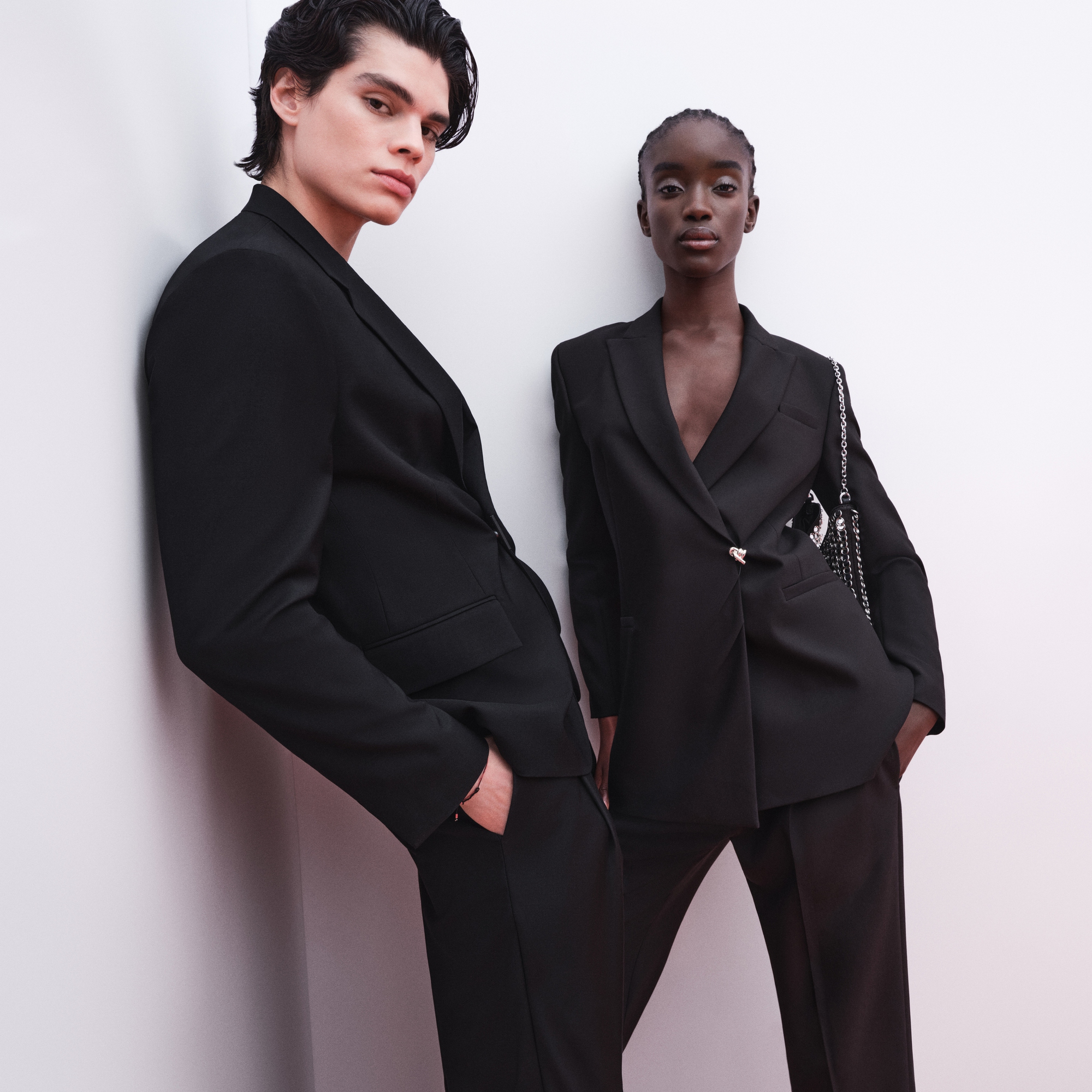 HUGO kể chuyện bằng chất liệu: Mùa đông của kết cấu và tiết chế- Ảnh 2.