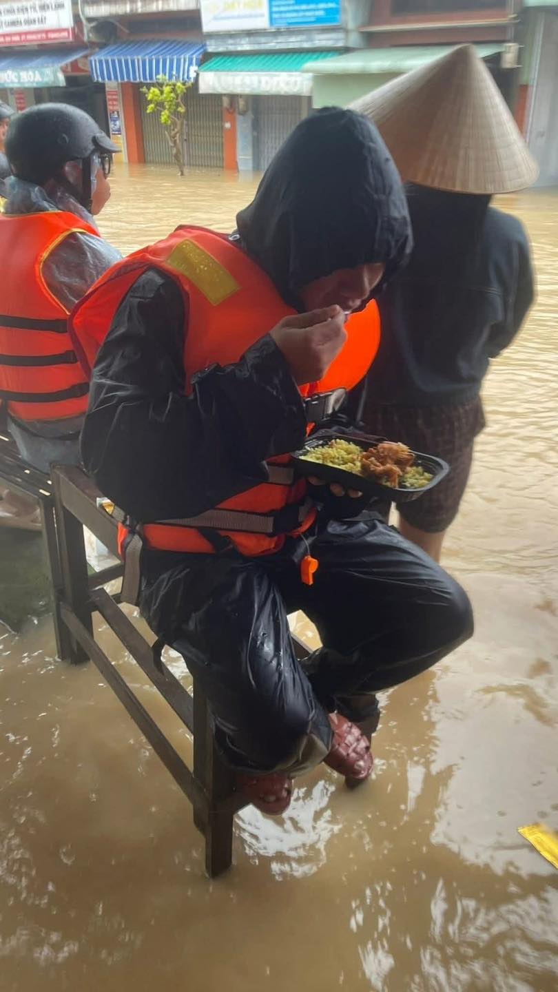 Bữa cơm vội, chiếc cano bị lật, những ánh đèn đêm trong lũ lớn: Đừng vội trách nếu cuộc gọi cứu hộ chưa kịp nghe...- Ảnh 6. Bữa cơm vội, chiếc cano bị lật, những ánh đèn đêm trong lũ lớn: Đừng vội trách nếu cuộc gọi cứu hộ chưa kịp nghe...- Ảnh 6.