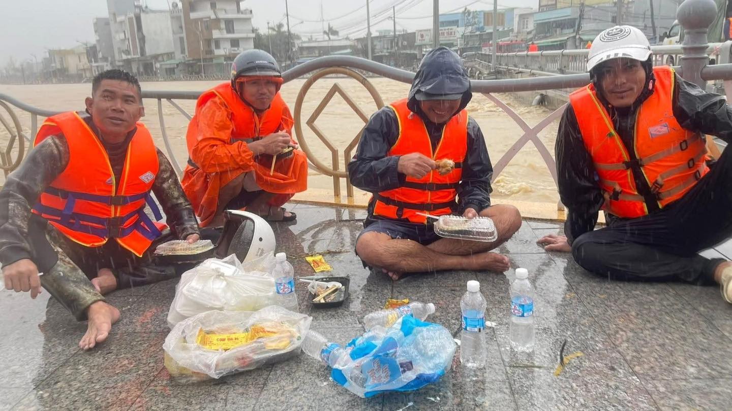 Bữa cơm vội, chiếc cano bị lật, những ánh đèn đêm trong lũ lớn: Đừng vội trách nếu cuộc gọi cứu hộ chưa kịp nghe...- Ảnh 7. Bữa cơm vội, chiếc cano bị lật, những ánh đèn đêm trong lũ lớn: Đừng vội trách nếu cuộc gọi cứu hộ chưa kịp nghe...- Ảnh 7.