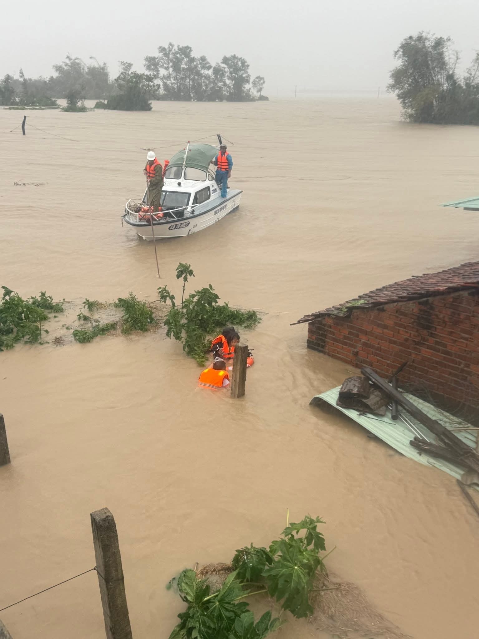 Bữa cơm vội, chiếc cano bị lật, những ánh đèn đêm trong lũ lớn: Đừng vội trách nếu cuộc gọi cứu hộ chưa kịp nghe...- Ảnh 2. Bữa cơm vội, chiếc cano bị lật, những ánh đèn đêm trong lũ lớn: Đừng vội trách nếu cuộc gọi cứu hộ chưa kịp nghe...- Ảnh 2.