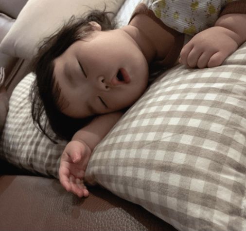 Đằng sau tướng ngủ "xấu" của bé là những điều bố mẹ nên biết - Ảnh 4. Đằng sau tướng ngủ "xấu" của bé là những điều bố mẹ nên biết - Ảnh 4.