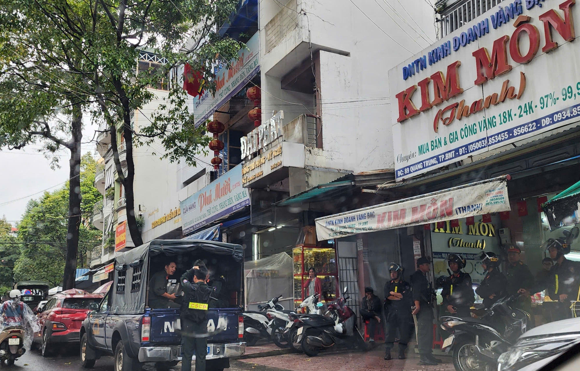 Công an kiểm tra cửa hàng vàng bạc Kim Môn ở Đắk Lắk , thu hút sự chú ý - Ảnh 1. Công an kiểm tra cửa hàng vàng bạc Kim Môn ở Đắk Lắk , thu hút sự chú ý - Ảnh 1.