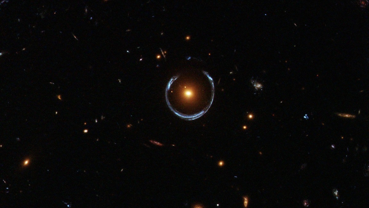 Einstein không hề nói dối chúng ta: Vũ trụ sở hữu một siêu kính viễn vọng miễn phí, giúp nhìn thấy thiên hà từ 13 tỷ năm trước- Ảnh 2. Einstein không hề nói dối chúng ta: Vũ trụ sở hữu một siêu kính viễn vọng miễn phí, giúp nhìn thấy thiên hà từ 13 tỷ năm trước- Ảnh 2.