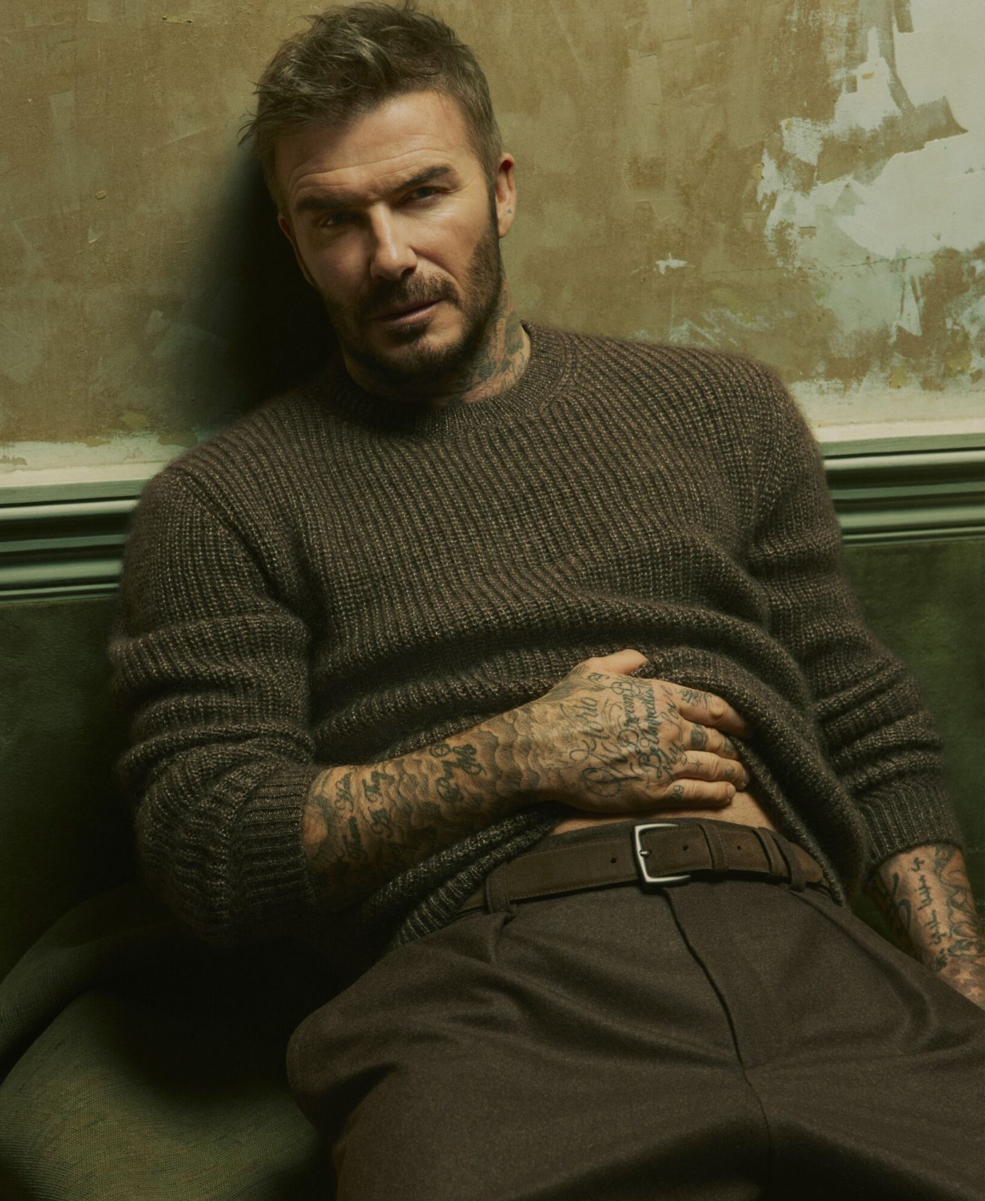 ‘Sốc visual’: Ông bố 4 con Beckham lịch lãm, tối giản, đậm tinh thần nam tính Anh Quốc trong trang phục của BOSS - Ảnh 1.