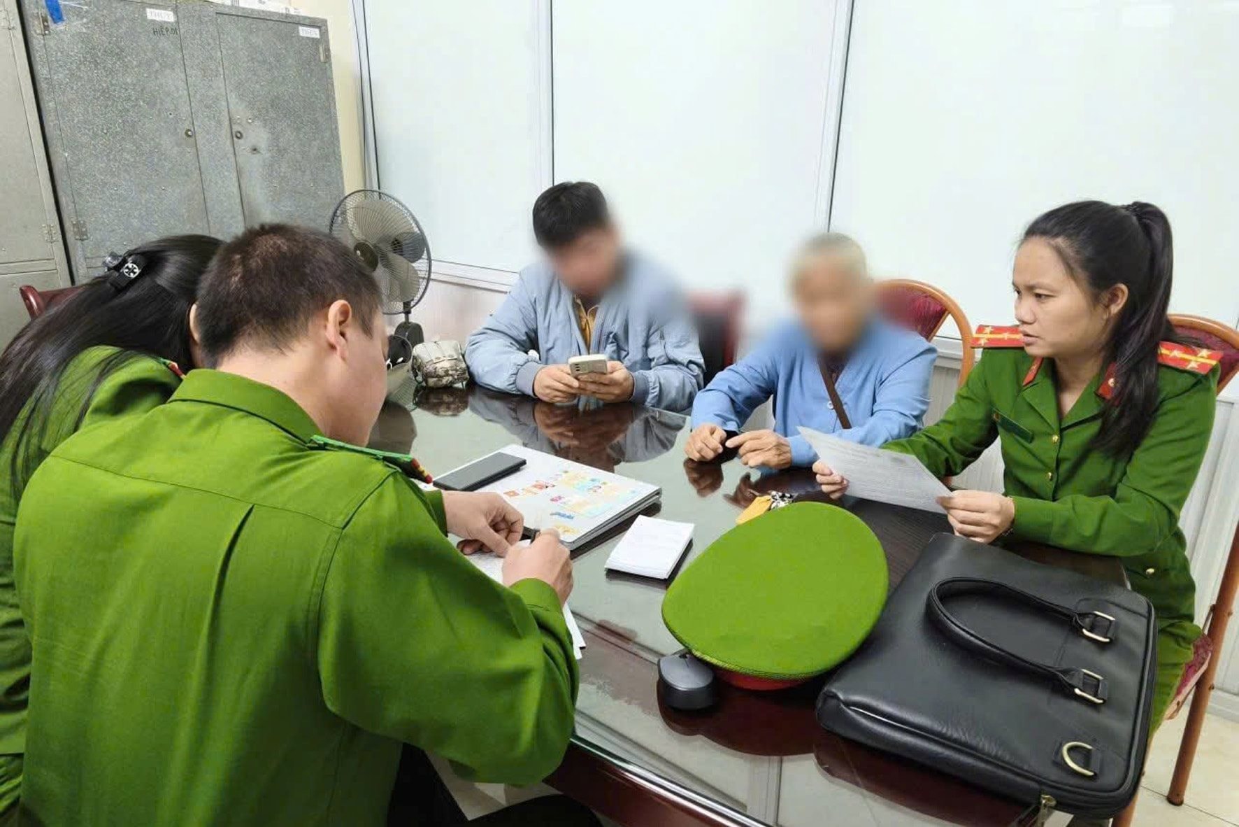 Ngay trước ngày 20/11, người giáo viên về hưu rút 239 triệu đồng tiền tiết kiệm ở ngân hàng Kiên Long: Công an phường tìm gặp người con trai- Ảnh 2.