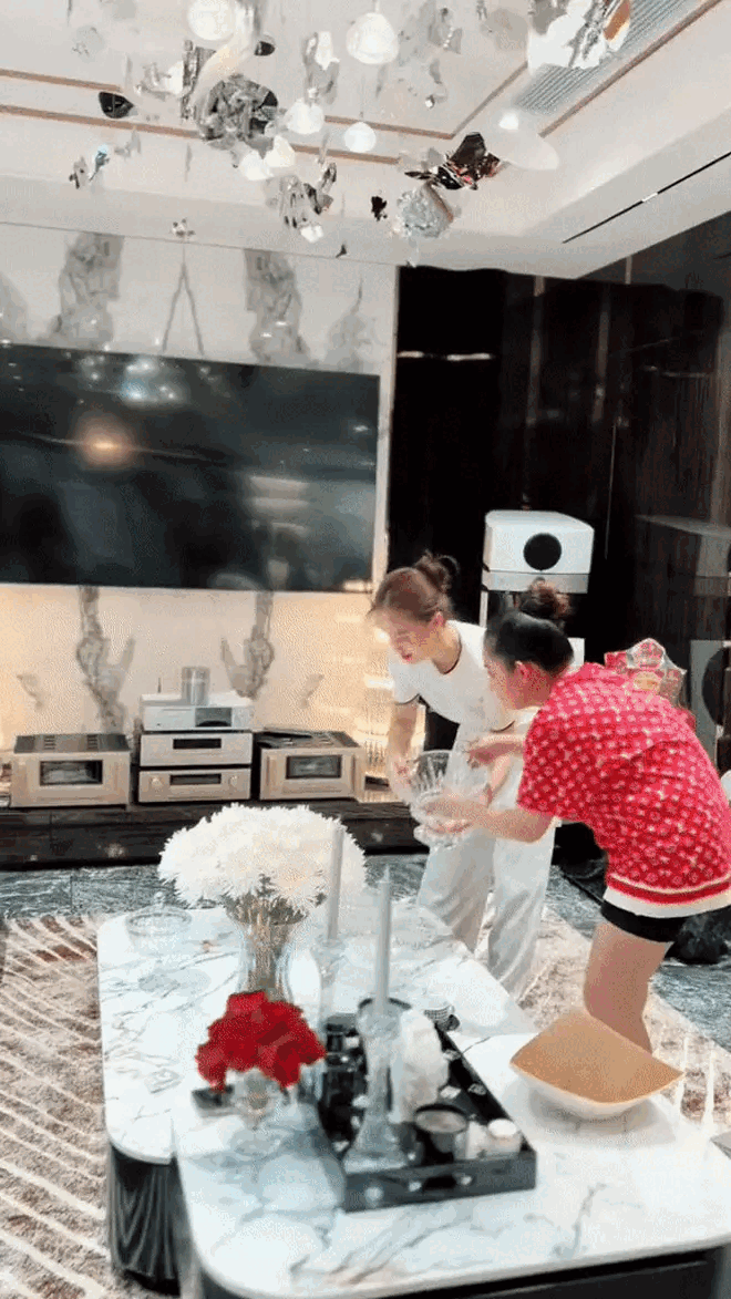 Cô gái miền Tây cưới thiếu gia Sài Thành, bước vào cửa hào môn: Ở biệt thự trăm tỷ, mẹ chồng chiều như trứng mỏng- Ảnh 7. Cô gái miền Tây cưới thiếu gia Sài Thành, bước vào cửa hào môn: Ở biệt thự trăm tỷ, mẹ chồng chiều như trứng mỏng- Ảnh 7.