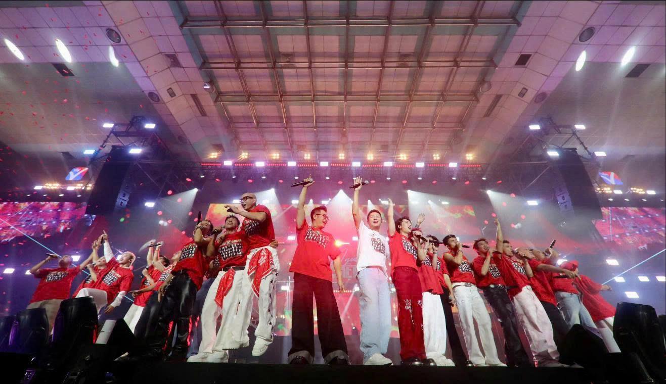 Vikki lan tỏa yêu thương : Đêm nhạc “Tôi! Người Việt Nam” & 5,3 tỷ đồng chuyển tới đồng bào bão lũ - Ảnh 2.