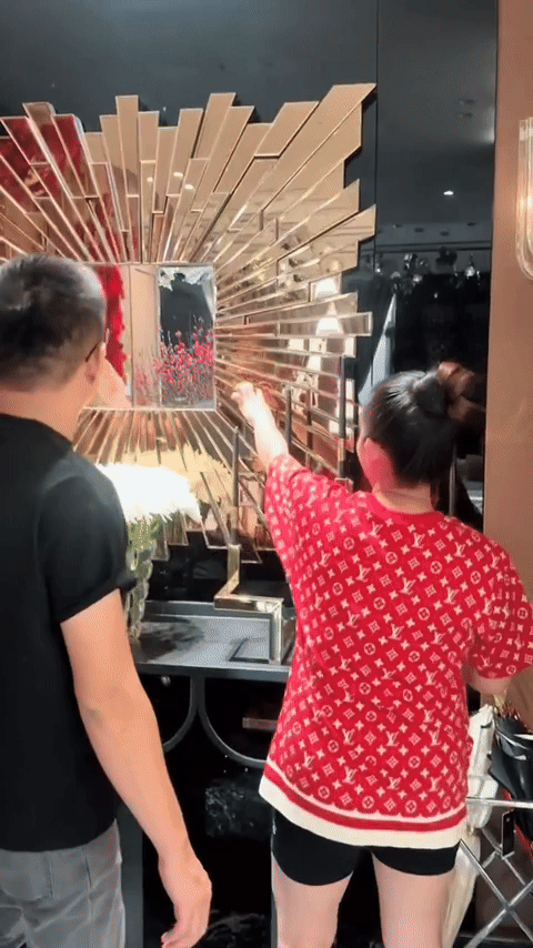 Cô gái miền Tây cưới thiếu gia Sài Thành, bước vào cửa hào môn: Ở biệt thự trăm tỷ, mẹ chồng chiều như trứng mỏng- Ảnh 10. Cô gái miền Tây cưới thiếu gia Sài Thành, bước vào cửa hào môn: Ở biệt thự trăm tỷ, mẹ chồng chiều như trứng mỏng- Ảnh 10.