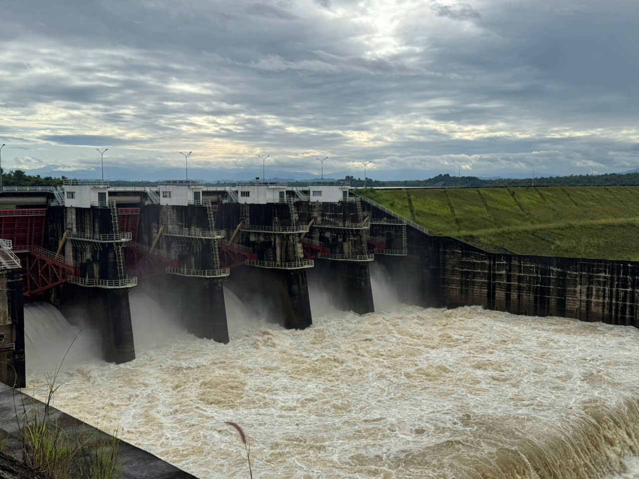 Nhà máy thủy điện Buôn Kuốp xả lũ khẩn cấp: Cảnh báo vùng hạ du Sêrêpốk - Ảnh 1. Nhà máy thủy điện Buôn Kuốp xả lũ khẩn cấp: Cảnh báo vùng hạ du Sêrêpốk - Ảnh 1.