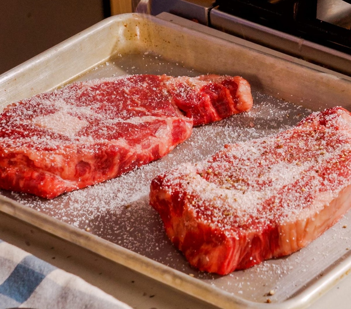 Đã đến lúc tự cứu lấy tim bằng cách NGỪNG ĂN 5 món này vào buổi tối dù "mê như điếu đổ" - Ảnh 1.