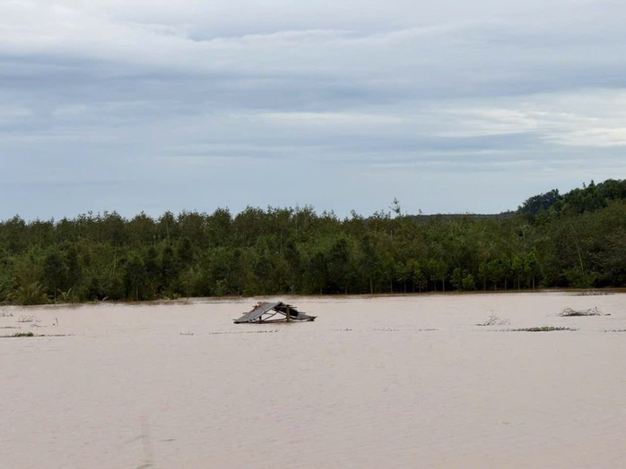 Thủy điện Trị An xả lũ gây ngập lụt , cắt điện hàng trăm hộ dân ven sông Đồng Nai - Ảnh 5. Thủy điện Trị An xả lũ gây ngập lụt , cắt điện hàng trăm hộ dân ven sông Đồng Nai - Ảnh 5.