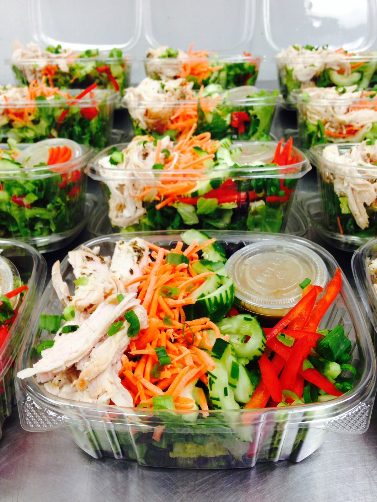 Người bán đồ ăn healthy chật vật: Xà lách tăng gấp đôi, rau thơm đắt hơn thịt khiến mỗi suất salad lỗ ngay khi còn chưa bán xong- Ảnh 4. Người bán đồ ăn healthy chật vật: Xà lách tăng gấp đôi, rau thơm đắt hơn thịt khiến mỗi suất salad lỗ ngay khi còn chưa bán xong- Ảnh 4.