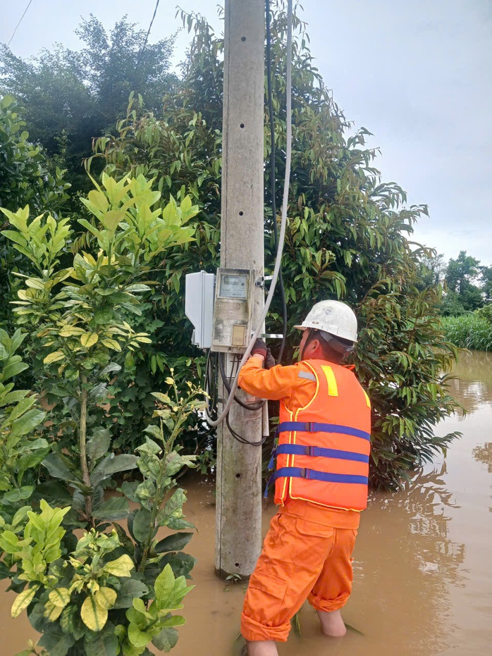 Thủy điện Trị An xả lũ gây ngập lụt , cắt điện hàng trăm hộ dân ven sông Đồng Nai - Ảnh 1. Thủy điện Trị An xả lũ gây ngập lụt , cắt điện hàng trăm hộ dân ven sông Đồng Nai - Ảnh 1.