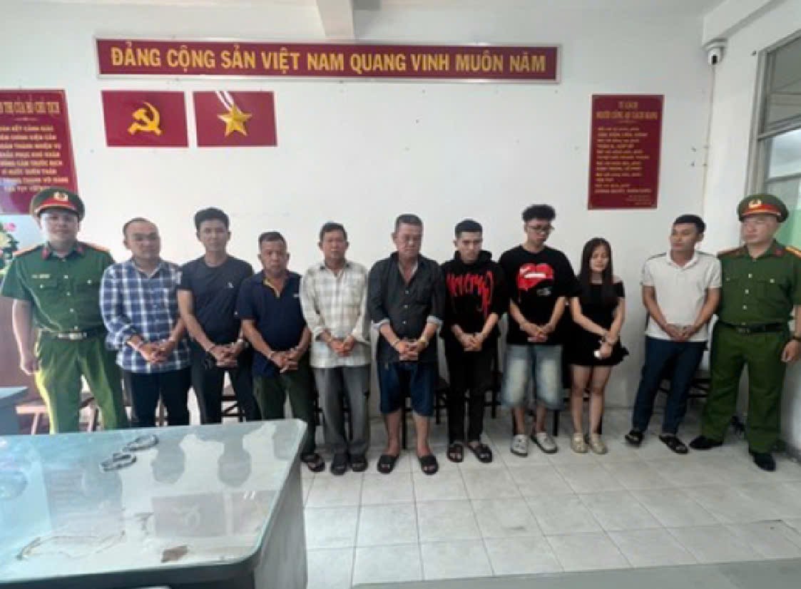 VKSND TPHCM truy tố chủ trại hòm cho mướn hòm mang đi diễu phố - Ảnh 1. VKSND TPHCM truy tố chủ trại hòm cho mướn hòm mang đi diễu phố - Ảnh 1.