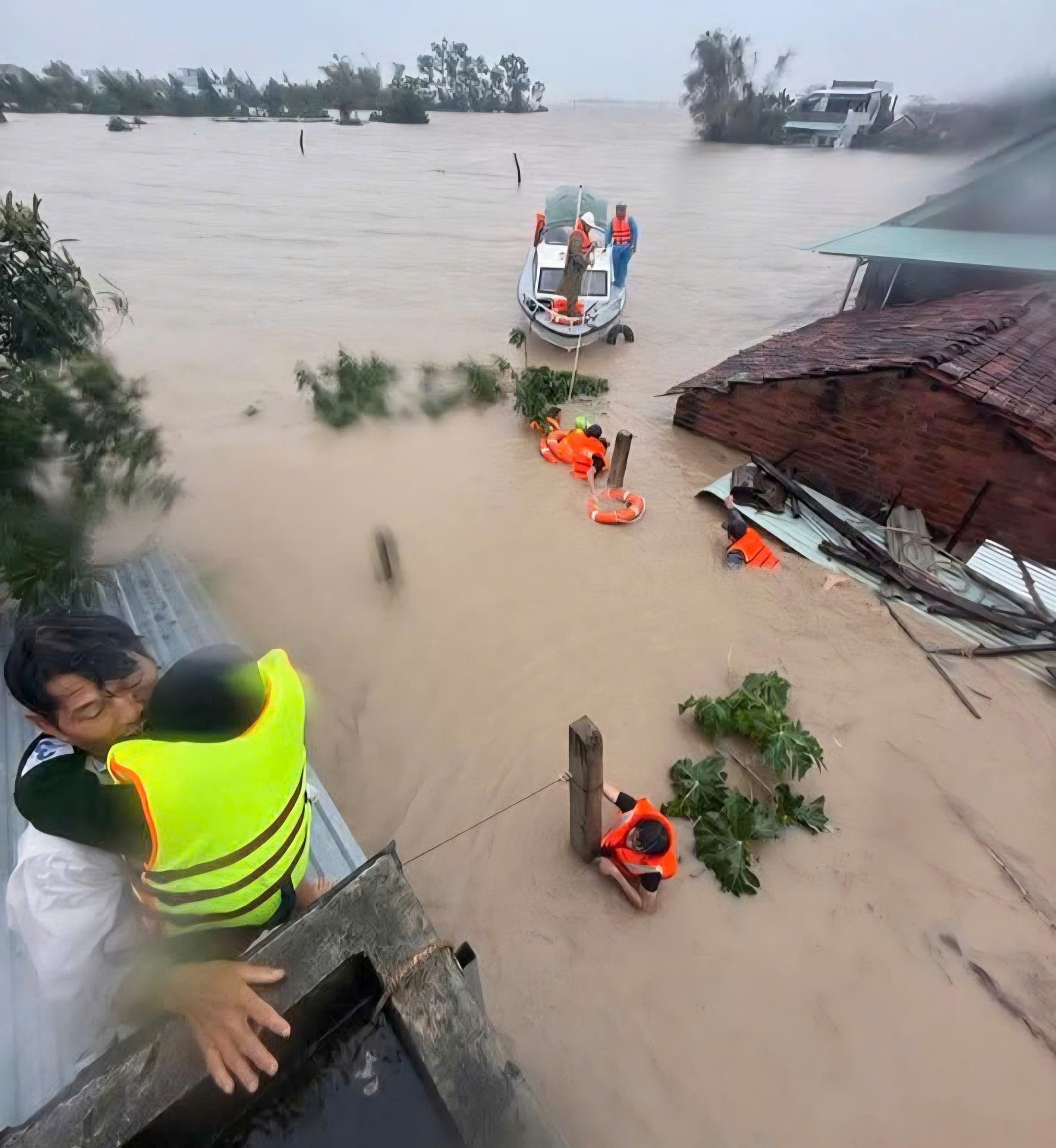 - Ảnh 1. Hỗ trợ khẩn cấp 700 tỉ đồng cho Khánh Hòa, Lâm Đồng, Gia Lai, Đắk Lắk khắc phục hậu quả mưa lũ - Ảnh 1.